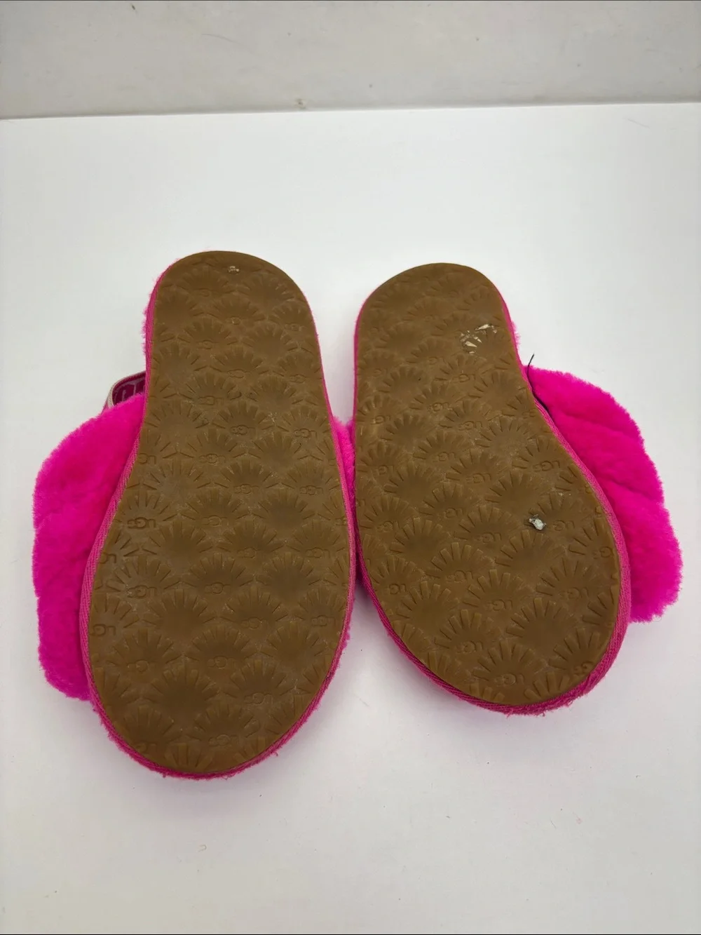UGG fluffy slipper vibrant pink, SZ 11 for toddler girl, box 73